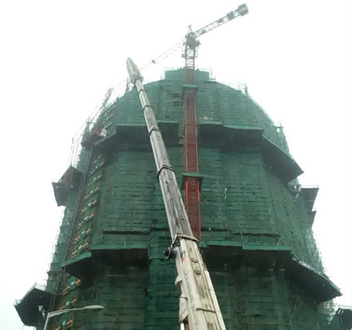 雅江吊车在工地上作业